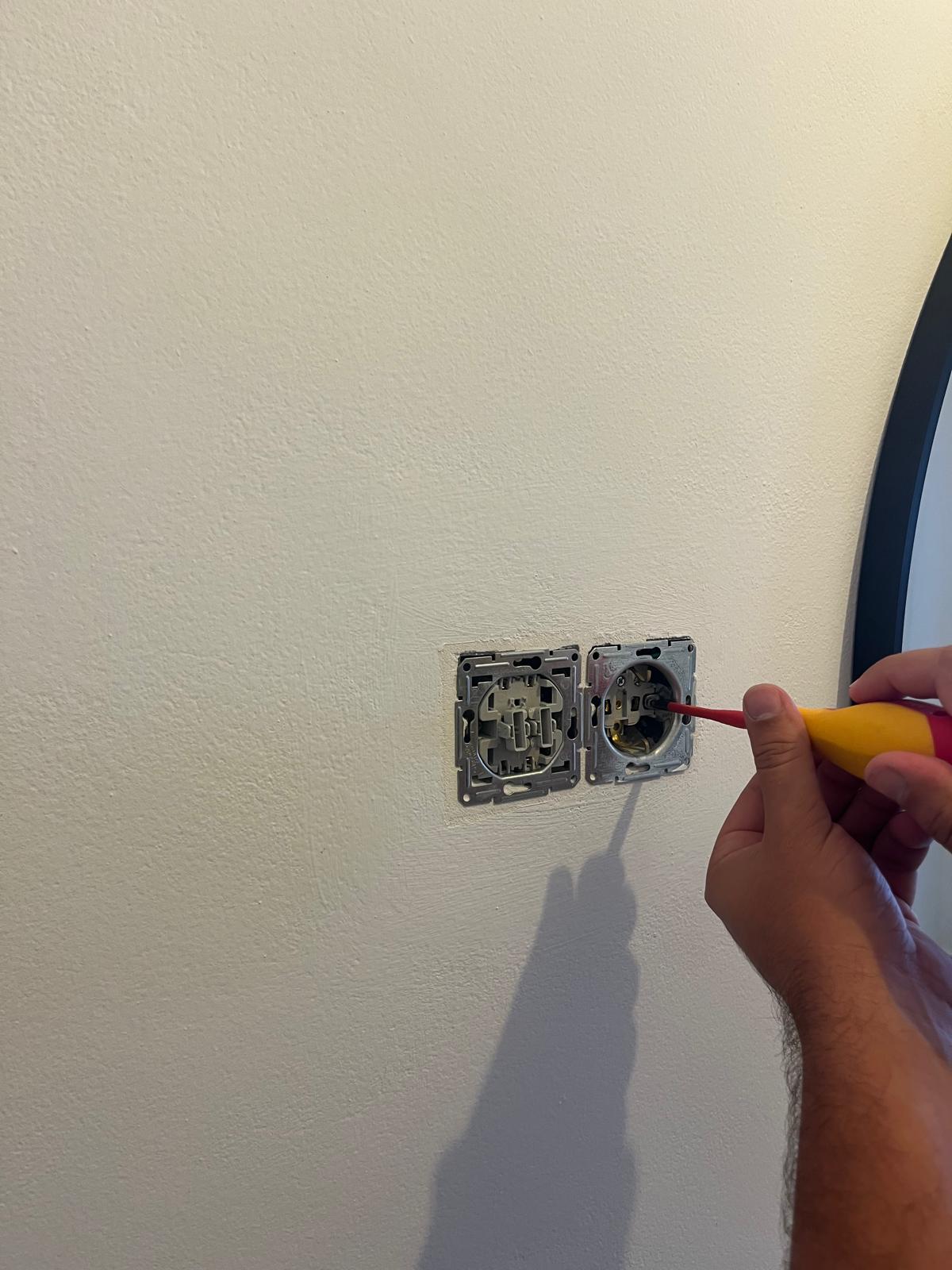 Instalación de mecanismos eléctricos y enchufes