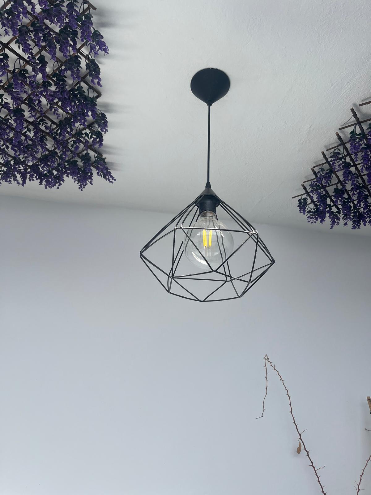 Lámpara decorativa instalada en techo