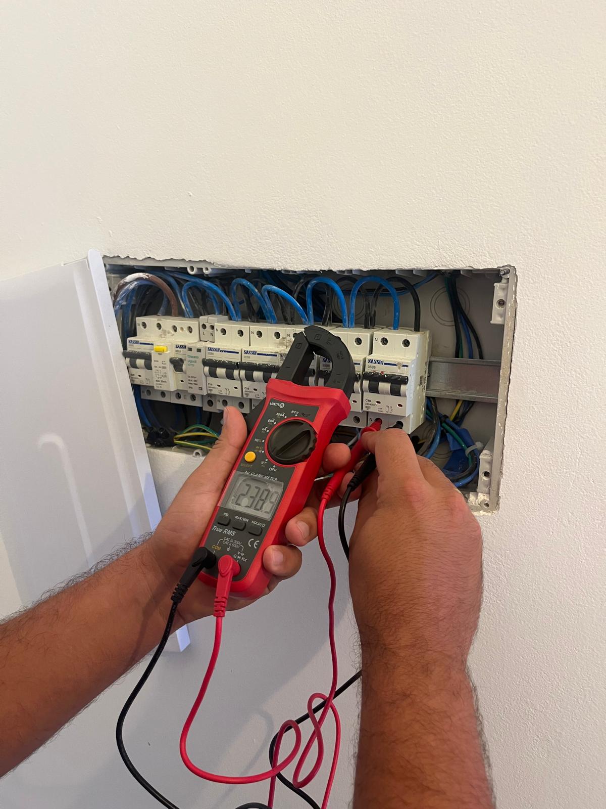 Medición eléctrica con pinza amperimétrica en cuadro de protección